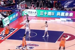 张镇麟外线持球突破炸框！这球太美学暴力了！💪